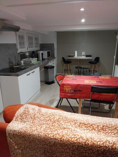 Dapur atau dapur kecil di Cosy Retreat Chambre hôte