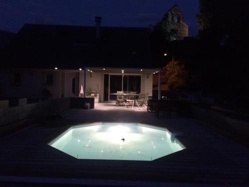 Vous bénéficierez d'une vue nocturne sur la piscine dans l'arrière-cour. dans l'établissement Villa Coustete, à Bôo-Silhen