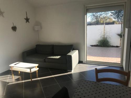 un salon avec un canapé et une table dans l'établissement Maison avec piscine privative chauffée, à Sanary-sur-Mer
