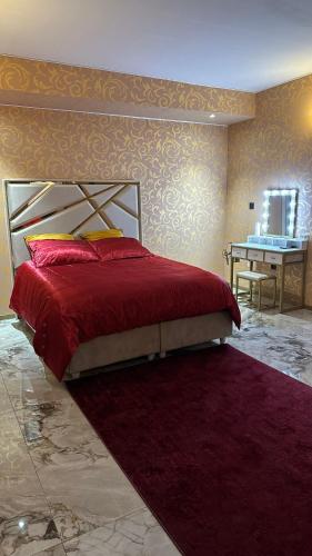 une chambre avec un lit avec une couette rouge dans l'établissement Le Palais Du Khalif, à Fabrègues