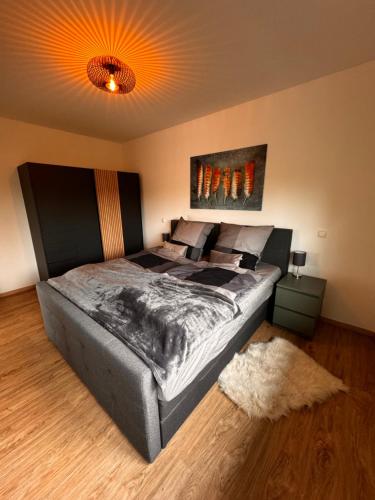 a large bed in a bedroom with a light at Traumhafter Ausblick, modern mit Komfort und Stil in Hardert