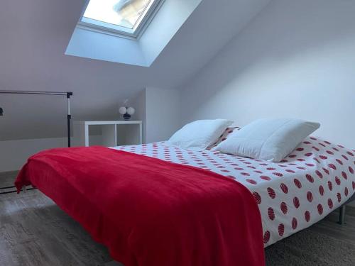 a bedroom with a red and white bed with a window at Appartement Cosy JO proche Paris mobilité travail in Deuil-la-Barre