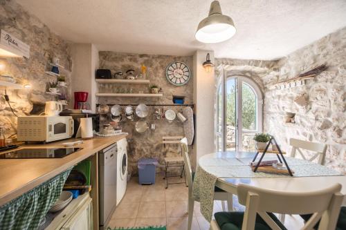 Kuchyň nebo kuchyňský kout v ubytování Holiday Home Dalmatinska Kuća
