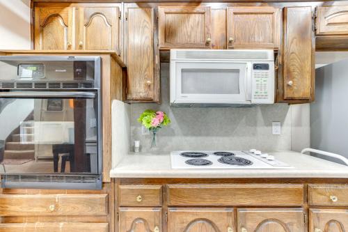 Cuisine ou kitchenette dans l'établissement Edmond Townhome with Pool Access Near Arcadia Lake!