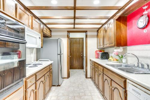 Cuisine ou kitchenette dans l'établissement Edmond Townhome with Pool Access Near Arcadia Lake!