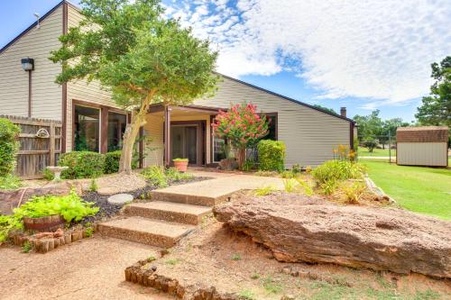une maison avec un arbre et des escaliers en face de celle-ci dans l'établissement Edmond Townhome with Pool Access Near Arcadia Lake!, à Edmond