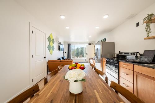 Mountainside Retreat Climbing Wall Zion Bryce 3BR Stargazing Firepit EVにあるキッチンまたは簡易キッチン