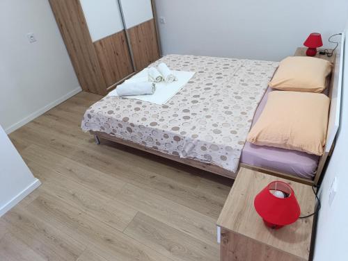 Ένα ή περισσότερα κρεβάτια σε δωμάτιο στο Apartmani Peko 5