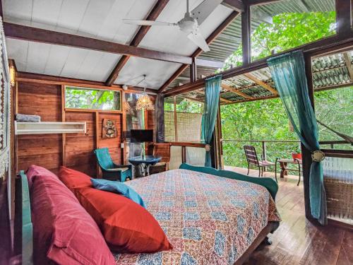 Posezení v ubytování Sloth Romantic Treehouse with plunge pool