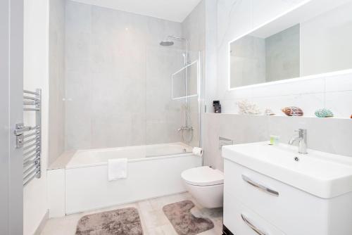 Koupelna v ubytování Gorgeous Two-Bedroom Two-Bathrooms Flat Near Acton Main Line Station