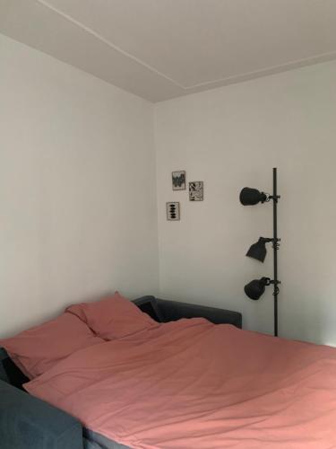 une chambre avec un lit avec une couverture rose dans l'établissement Studio Gobelins, à Paris