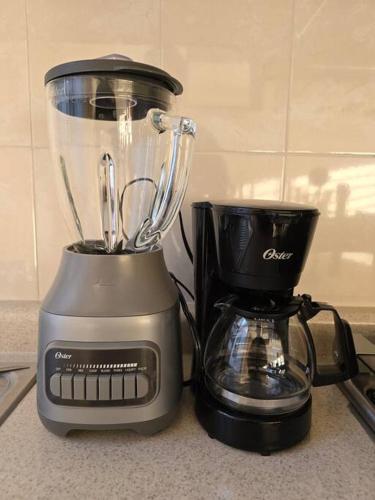 a blender and a coffee maker on a counter at Excelente lugar para descansar in Emiliano Zapata