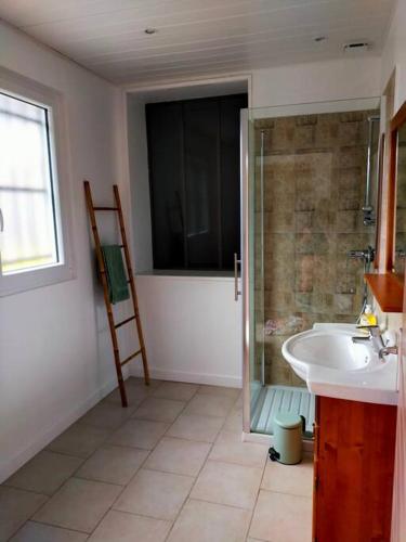 une salle de bain avec douche et lavabo dans l'établissement Maison, à Verrières