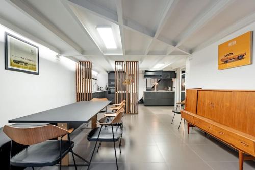 une cuisine et une salle à manger avec une table et des chaises dans l'établissement Modern loft - close to Eiffel Tower, à Paris