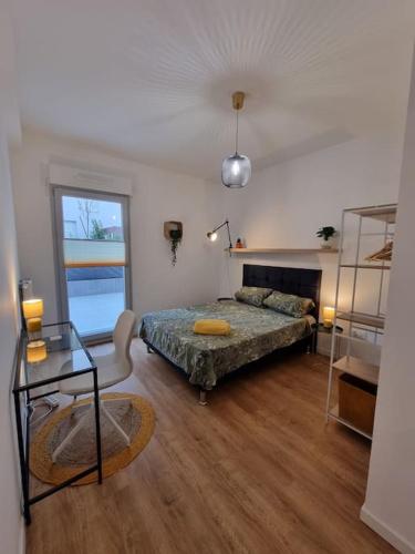 une chambre avec un lit et une table en verre dans l'établissement Cosy retreat with terrasse and parking, near Paris and Disney, 5min to train station, à Champigny-sur-Marne