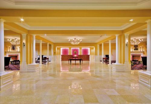 a large lobby with a table in the middle at Wyndham Gettysburg Hotel & Conference Center in Gettysburg