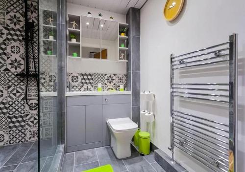une salle de bains avec toilettes et douche en verre dans l'établissement Funky City Apartment - Secure Parking - WiFi - Sleeps 6 - No Parties, à Belfast