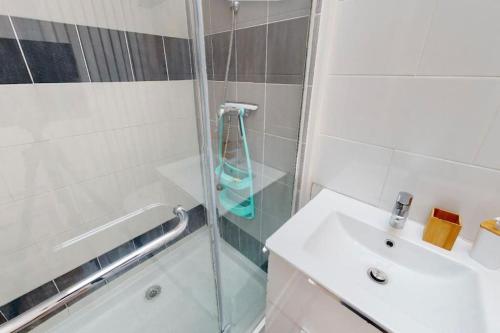une salle de bain avec une douche, un lavabo et des toilettes dans l'établissement Jungle House, à Roubaix