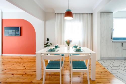 Unique Sunny Post Modern Apartment