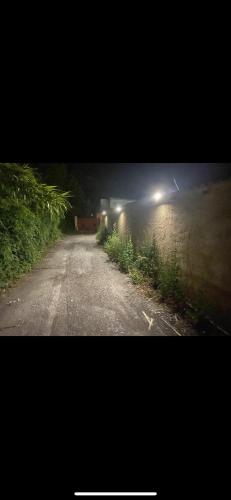 un train circulant sur un chemin de terre la nuit dans l'établissement Superbe Villa toute équipée !, à Canaules-et-Argentières