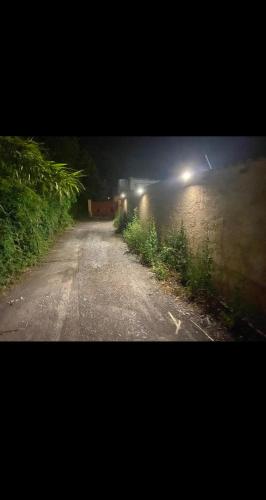 un train circulant sur un chemin de terre la nuit dans l'établissement Superbe Villa toute équipée !, à Canaules-et-Argentières