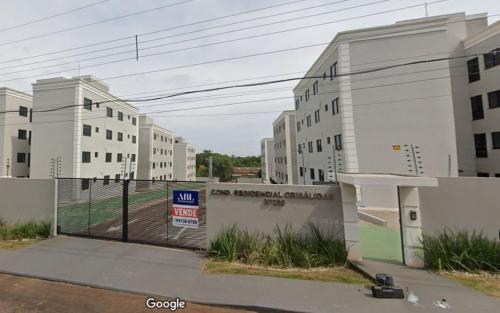 une porte d'entrée d'un bâtiment avec un panneau dessus dans l'établissement S3 - Lindo Apartamento em região central, à Foz do Iguaçu
