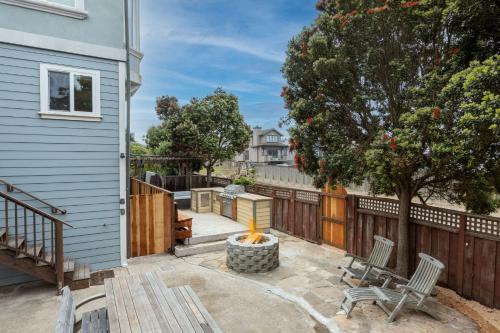 Μπαλκόνι ή βεράντα στο 1 block to beach, Private Hot Tub, Fire Pit and BBQ