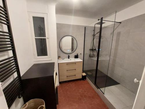 une salle de bain avec une douche, un lavabo et un miroir dans l'établissement Conservatoire - Cours Julien, à Marseille