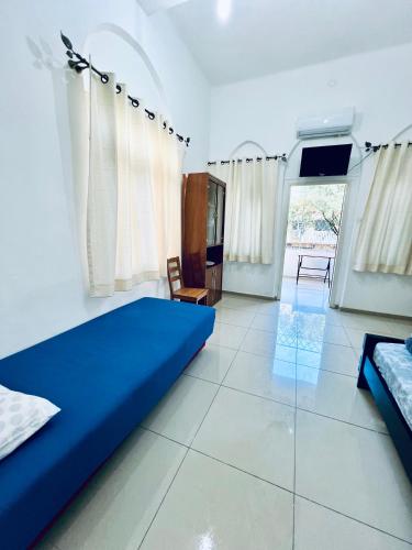 - une chambre avec un lit bleu dans l'établissement Квартира С Балконом Для Отдыха!, à Haïfa