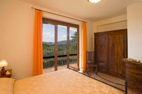 ソラーノにあるApartment in Sorano - Toskana 23924のベッドと大きな窓のある寝室
