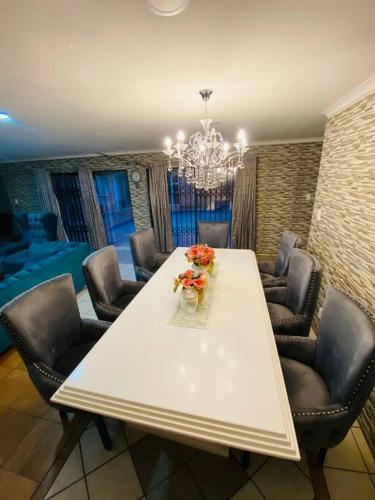 Χώρος καθιστικού στο Tranquil Oasis Umhlanga KZN