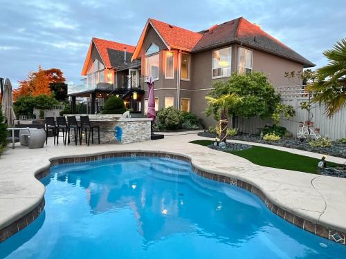 Oceanfront Gated villaの敷地内または近くにあるプール