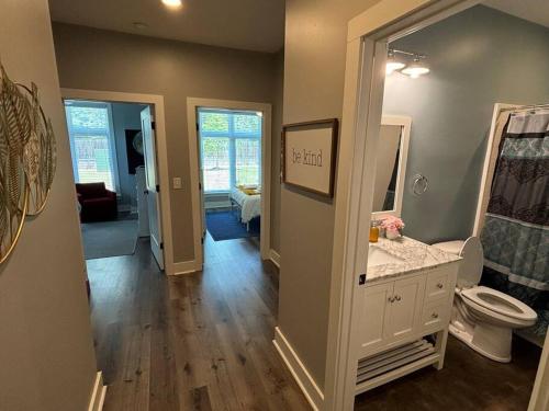 ein Badezimmer mit Waschbecken, Toilette und Spiegel in der Unterkunft Gated Hideaway in Greenville in Greenville