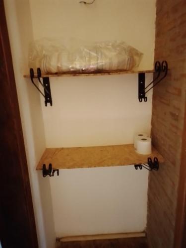 a small bathroom with a shelf in the wall at Chales rota da pedra in São Bento do Sapucaí