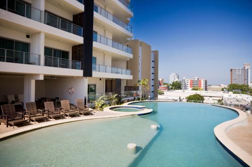 une piscine devant un immeuble dans l'établissement Mantra Pandanas, à Darwin