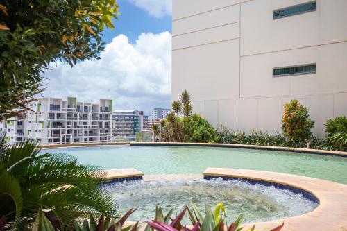 une piscine au milieu d'un immeuble dans l'établissement Mantra Pandanas, à Darwin