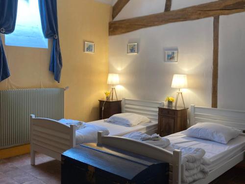 two twin beds in a room with two lamps at Gîte Charmant au Cœur de la Nature près du Mans, 6 Pers., Domaine Historique - FR-1-410-319 in Teillé