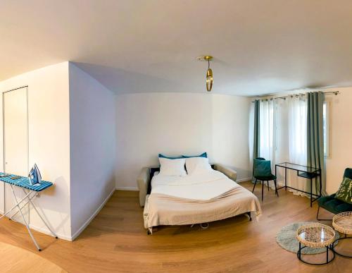 - une chambre avec un lit et une chambre avec une table dans l'établissement Logement entier calme à Rosny sous Bois - proche Gare et 20min de Paris, à Rosny-sous-Bois