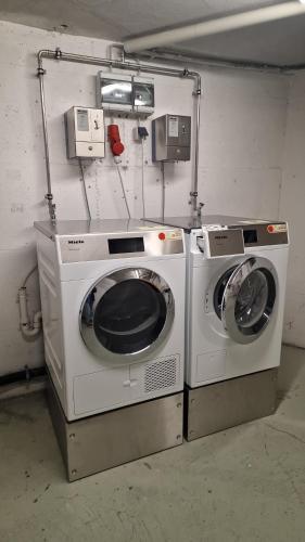 a washing machine and a dryer in a room at Lakeview by Bea in Immenstaad am Bodensee