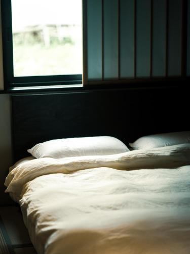 Cama ou camas em um quarto em MAHORA西野谷 古民家宿 Myoko Taditional Japanese house