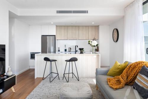 Dapur atau dapur kecil di Harbour Towers, Newcastle's Elite Apartment Stays, Free Parking & Tram Access