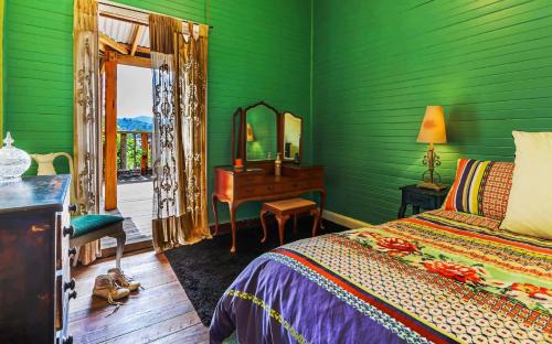 Ένα ή περισσότερα κρεβάτια σε δωμάτιο στο Robbie Burns Hotel Wyndham