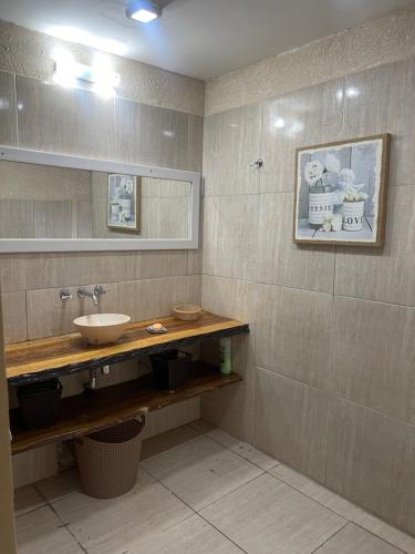 a bathroom with a sink and a mirror at Oga Guasu casa con piscina exclusiva in Puerto Iguazú