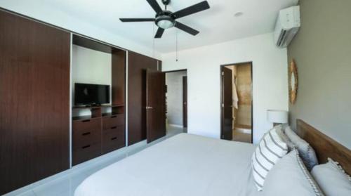 a bedroom with a bed and a ceiling fan at Marina Excelsior in Playa del Carmen