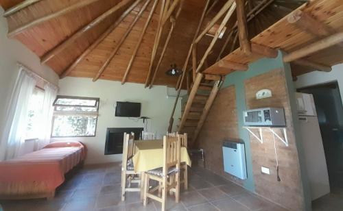 a bedroom with a bed and a desk in a room at El Descanso en San Rafael in San Rafael