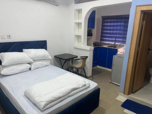 une chambre avec un lit et une petite cuisine dans l'établissement Private, Cozy, CityCentre Studio II, à Abuja