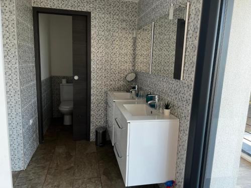 Ένα μπάνιο στο LES VILLAS LECCI E MARE
