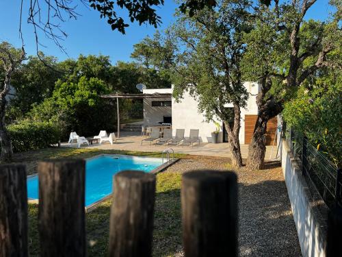 une piscine dans une cour clôturée dans l'établissement LES VILLAS LECCI E MARE, à Zonza