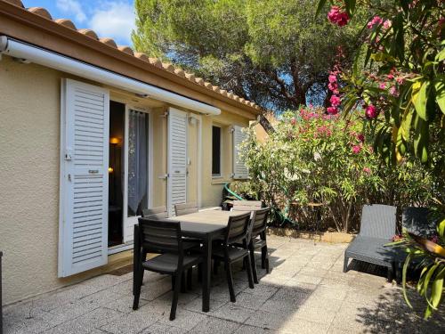 Charmant T3 climatisé avec terrasse, proche plage & parking privé - 4/6 pers, Gruissan - FR-1-796-7