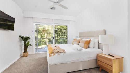 Postel nebo postele na pokoji v ubytování Hideaway 1, 3 Lillian St - stunning water views